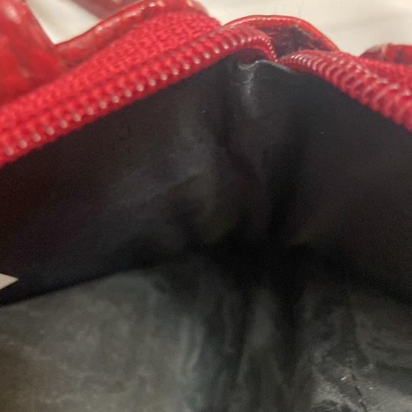 Red Croc Print Womens Wristlet Zippered Closure Wallet with Exterior Pocket - Picture 5 of 9